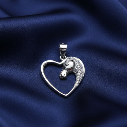 Colgante de Corazón con Caballo en Plata de Ley 925 Rodiada y Circonitas - Amuleto de Libertad, Fuerza Interior y Regalo Místico
