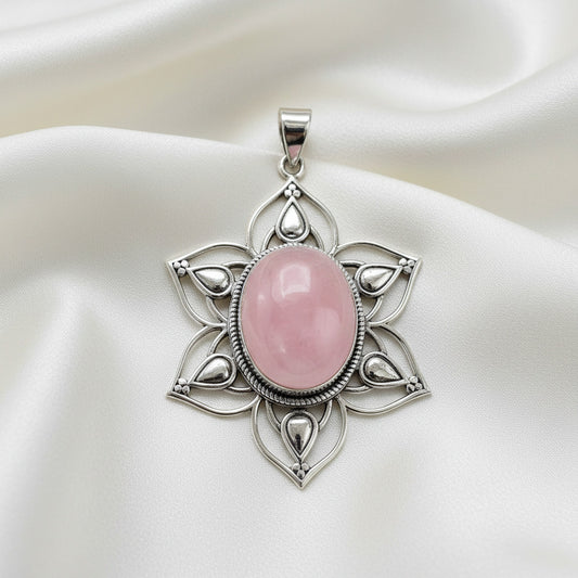 Colgante "Estrella del Corazón" – Plata de Ley 925 con Cuarzo Rosa Natural (46mm)