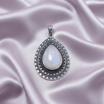Colgante "Luz de Selene" – Piedra de Luna Natural en Plata de Ley 925 Labrada