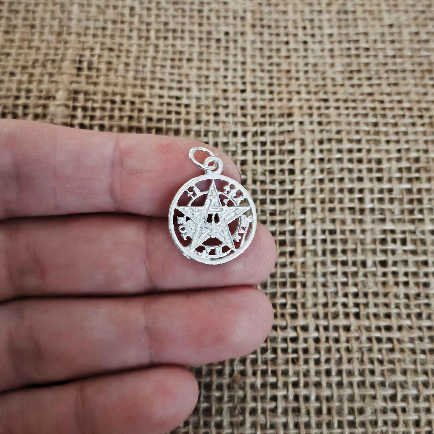 Colgante Tetragramatón en Plata de Ley 16 mm - Protección Espiritual y Poder Divino