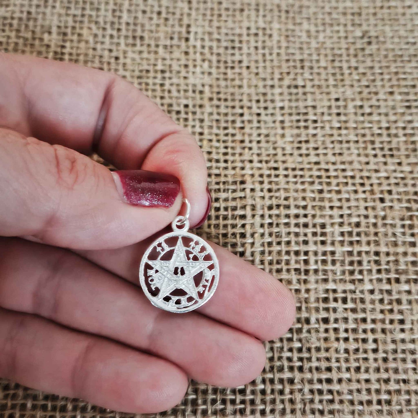 Colgante Tetragramatón en Plata de Ley 16 mm - Protección Espiritual y Poder Divino