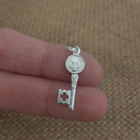 Colgante Llave de San Benito | Plata de Ley y Protección Contra el Mal