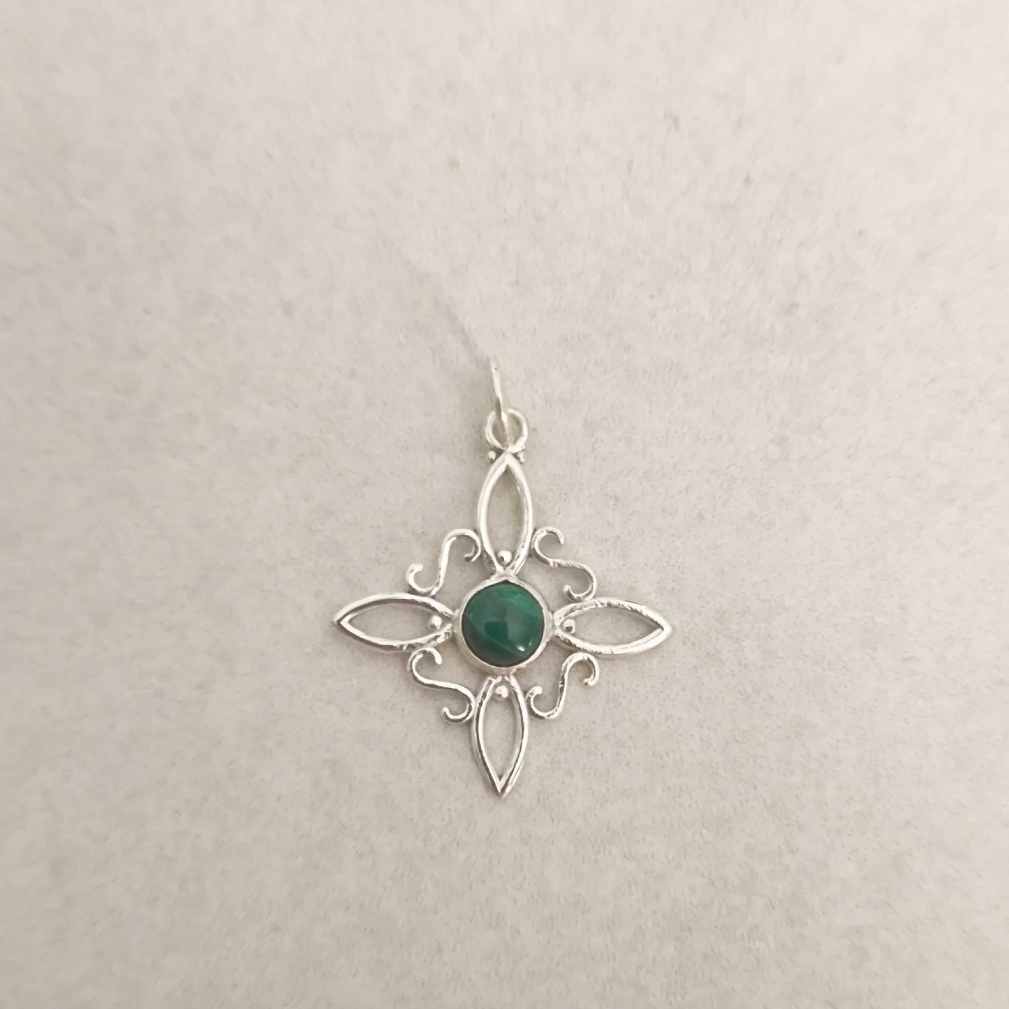 Colgante Nudo de Bruja en Plata de Ley 925 con Malaquita Natural