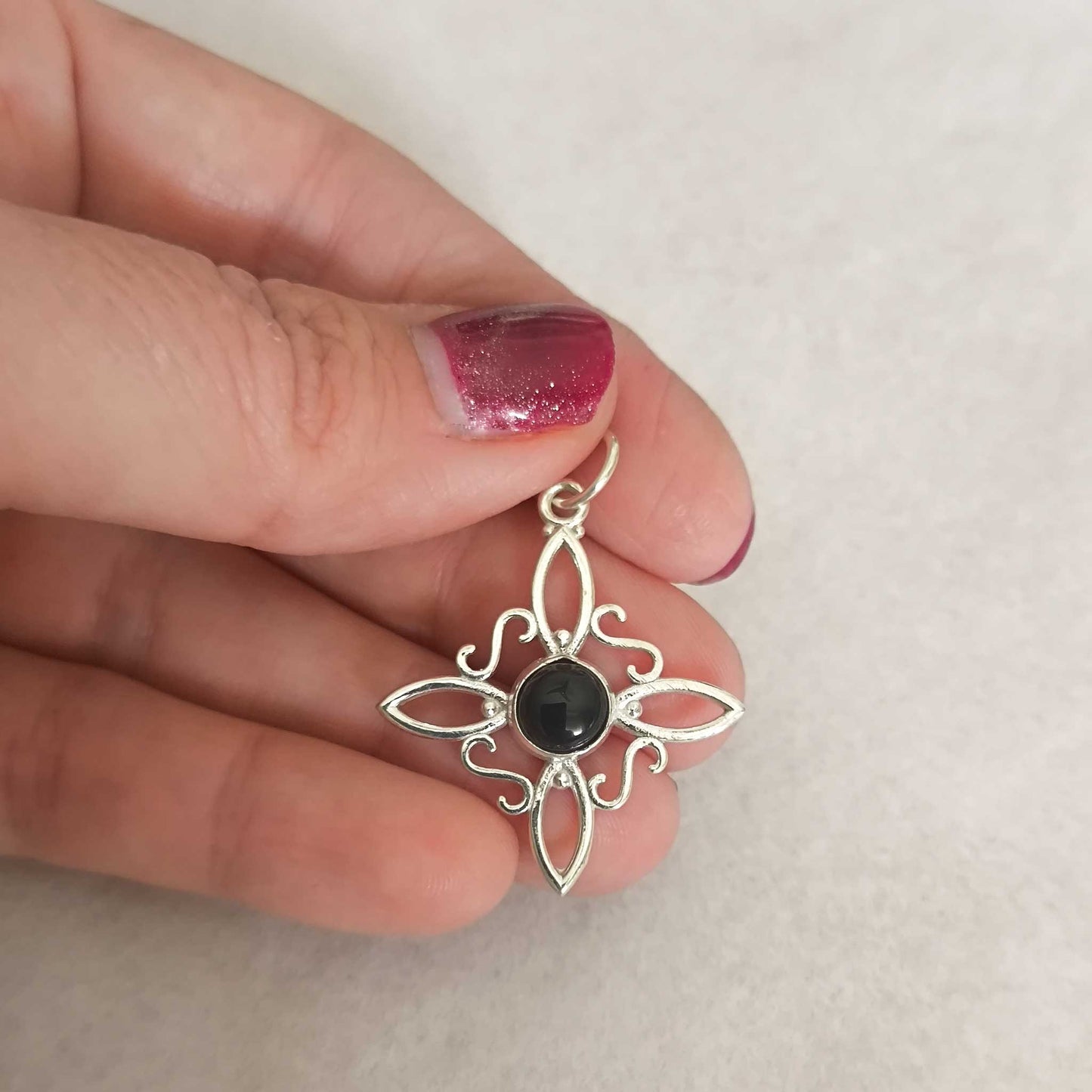 Colgante Nudo de Bruja en Plata de Ley 925 con Ónix Natural