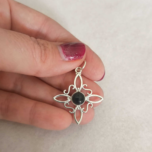 Colgante Nudo de Bruja en Plata de Ley 925 con Ónix Natural