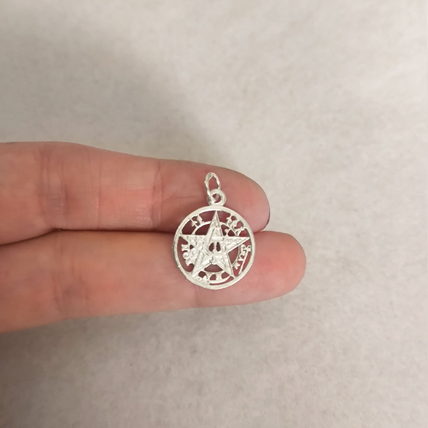 Colgante Tetragramatón en Plata de Ley 16 mm - Protección Espiritual y Poder Divino