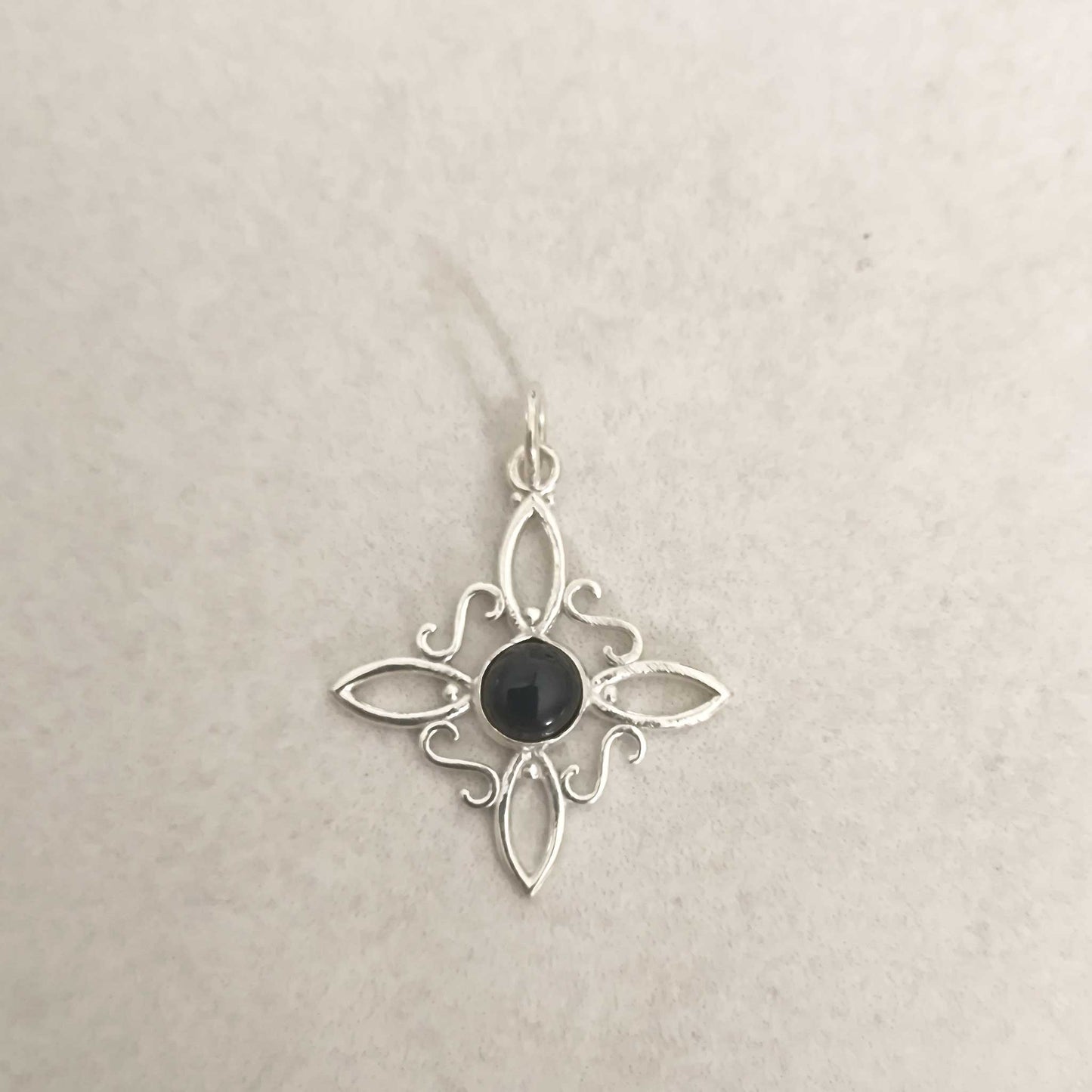 Colgante Nudo de Bruja en Plata de Ley 925 con Ónix Natural