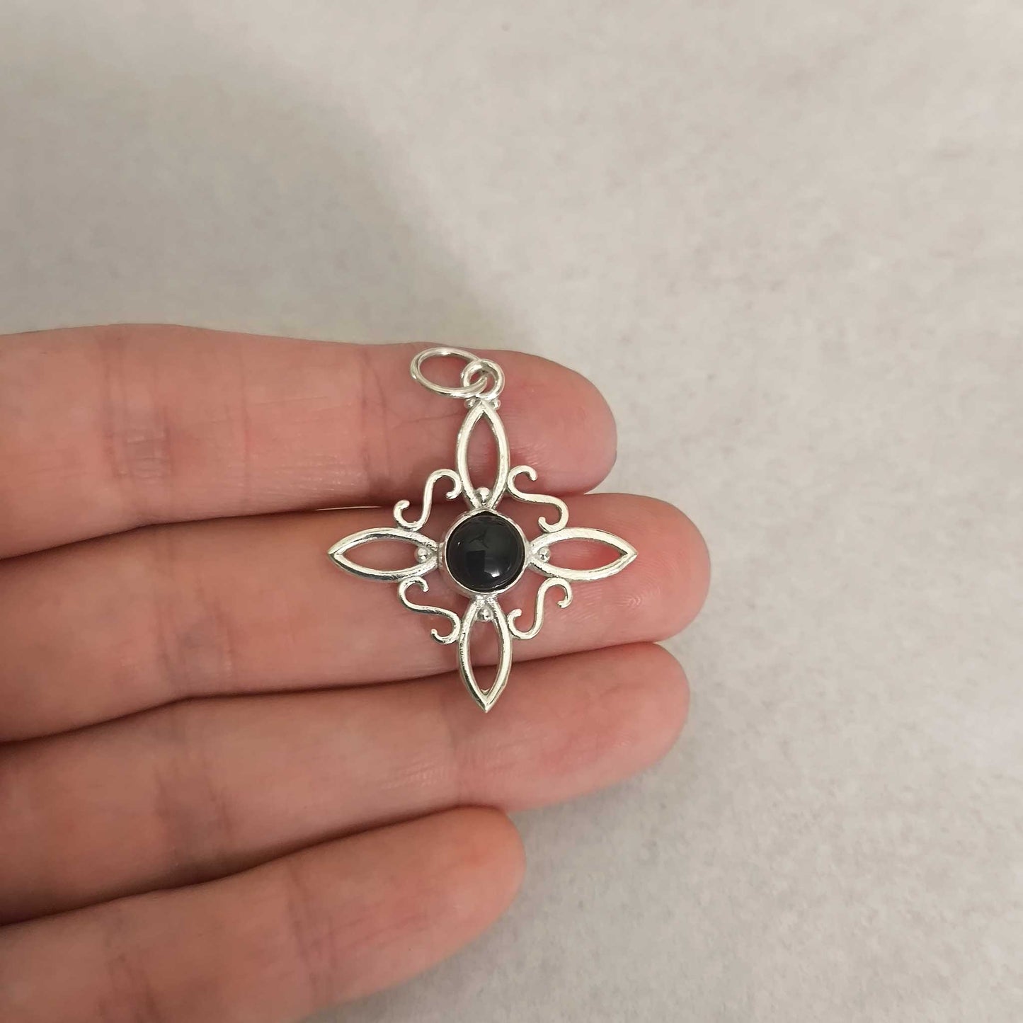 Colgante Nudo de Bruja en Plata de Ley 925 con Ónix Natural