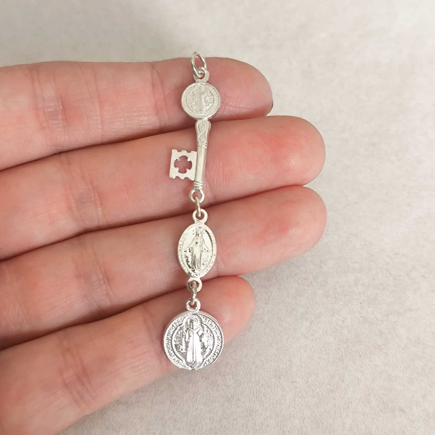 Colgante Triple Protección en Plata 925 - Llave San Benito, Medalla Milagrosa y San Judas Tadeo
