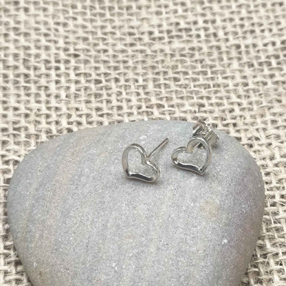 Pendientes "Latido de Plata" - Corazones de Plata de Ley 925 (7x8 mm) - Amuleto de Amor Propio y Armonía Emocional