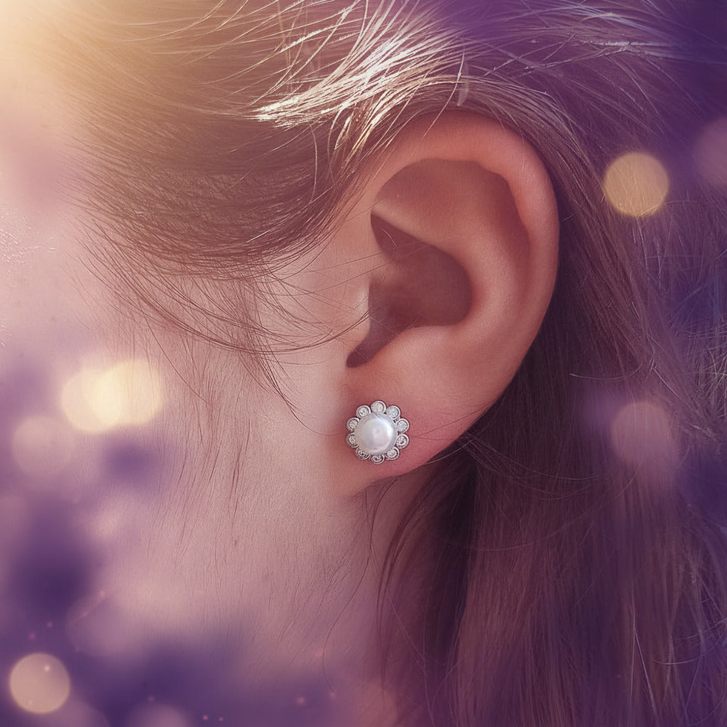 Pendientes "Luz de Luna" – Perla Cultivada y Orla de Circonitas en Plata Rodiada