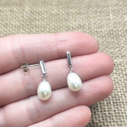 Pendientes "Lágrima de Luna" - Perla Cultivada y Plata de Ley Rodiada (20mm) - Amuleto de Serenidad y Sabiduría Femenina