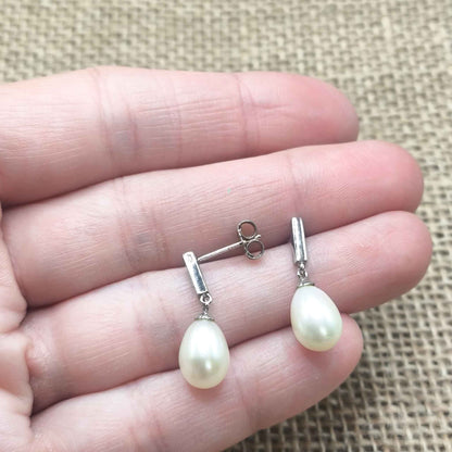 Pendientes "Lágrima de Luna" - Perla Cultivada y Plata de Ley Rodiada (20mm) - Amuleto de Serenidad y Sabiduría Femenina