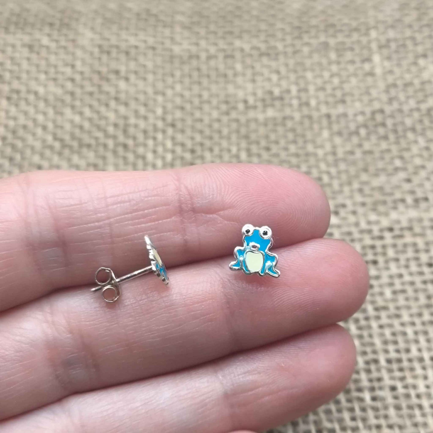 Pendientes "Tótem Ranita de Agua" - Plata de Ley 925 y Esmalte Celeste - Amuleto de Claridad, Calma y Renovación