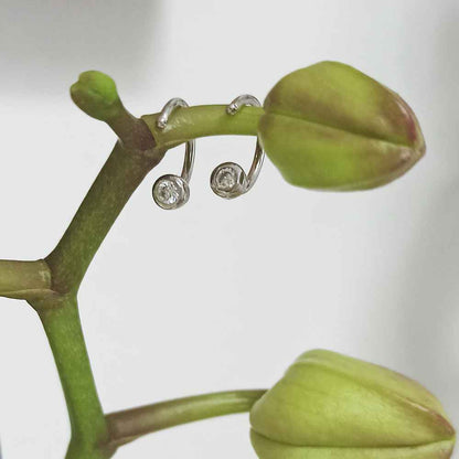 Pendientes "Halo de Sirio" - Plata de Ley Rodiada y Circonita Blanca (9.4 mm) - Amuleto de Claridad, Expansión y Protección Lumínica
