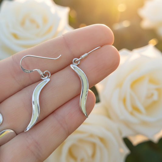 Pendientes Largos Ondulados de Plata de Ley 925 y Nácar Natural - Joyería Elegante de Inspiración Orgánica y Regalo Sofisticado