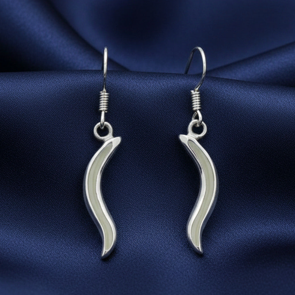 Pendientes Largos Ondulados de Plata de Ley 925 y Nácar Natural - Joyería Elegante de Inspiración Orgánica y Regalo Sofisticado