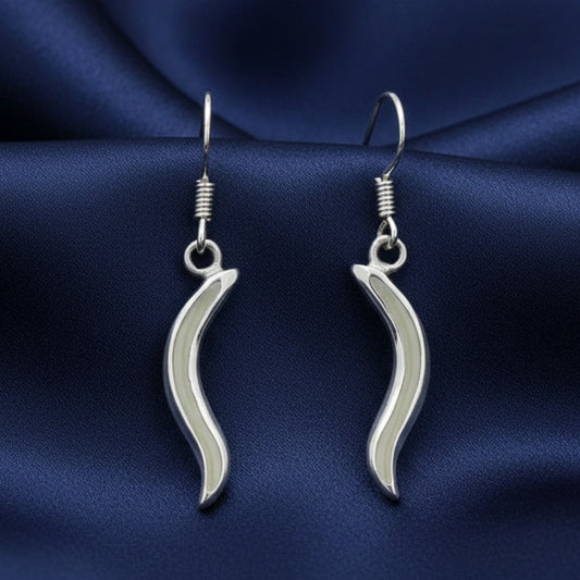 Pendientes Largos Ondulados de Plata de Ley 925 y Nácar Natural - Joyería Elegante de Inspiración Orgánica y Regalo Sofisticado