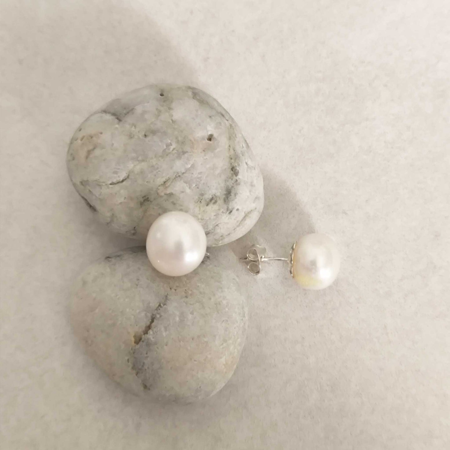 Pendientes de Perla Clásica (12 mm) en Plata de Ley - Cierre a Presión Elegante