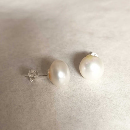 Pendientes de Perla Clásica (12 mm) en Plata de Ley - Cierre a Presión Elegante