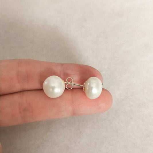 Pendientes de Perla Clásica (12 mm) en Plata de Ley - Cierre a Presión Elegante