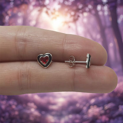 Pendientes "Eternal Duality" – Corazones en Plata de Ley con Esmalte Rojo y Negro Místico (7.5 mm)