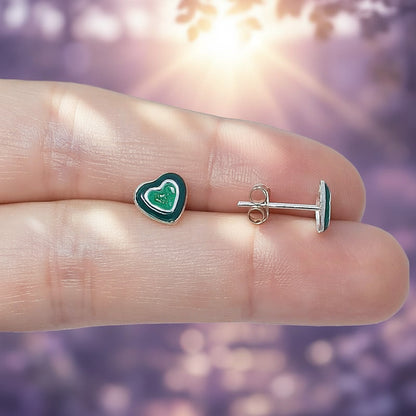 Pendientes "Green Duality Heart" – Corazones en Plata de Ley con Doble Esmalte Místico Dúo (7.5 mm)