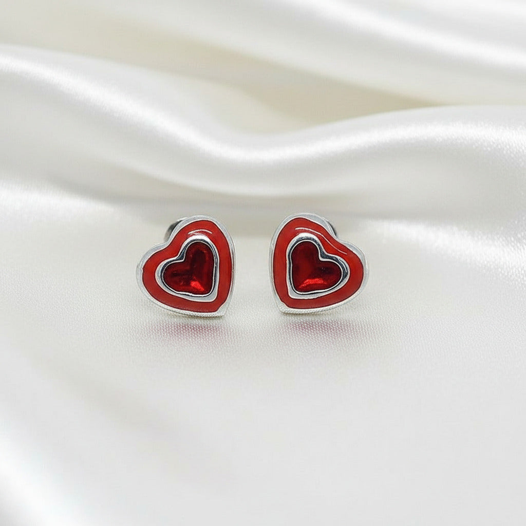 Pendientes "Corazón de Fuego" – Plata de Ley y Doble Esmalte Rojo Vibrante (7.5 mm)