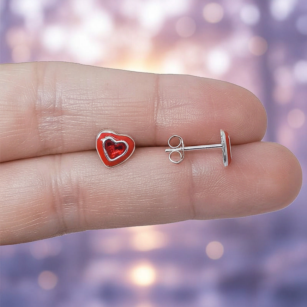 Pendientes "Corazón de Fuego" – Plata de Ley y Doble Esmalte Rojo Vibrante (7.5 mm)