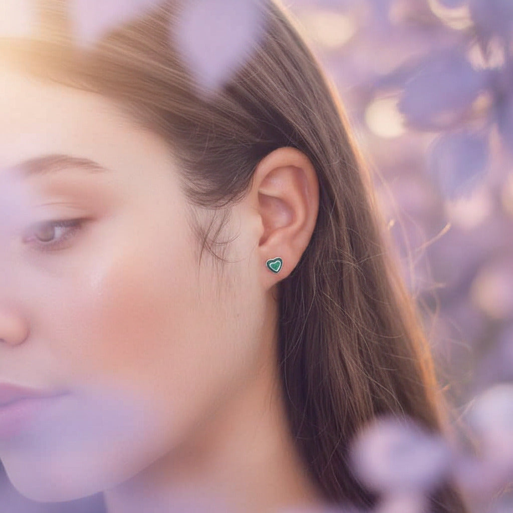 Pendientes "Green Duality Heart" – Corazones en Plata de Ley con Doble Esmalte Místico Dúo (7.5 mm)