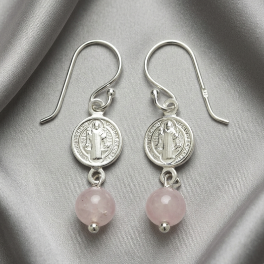 Pendientes San Benito y Cuarzo Rosa en Plata de Ley 925 - Amuleto de Protección y Regalo