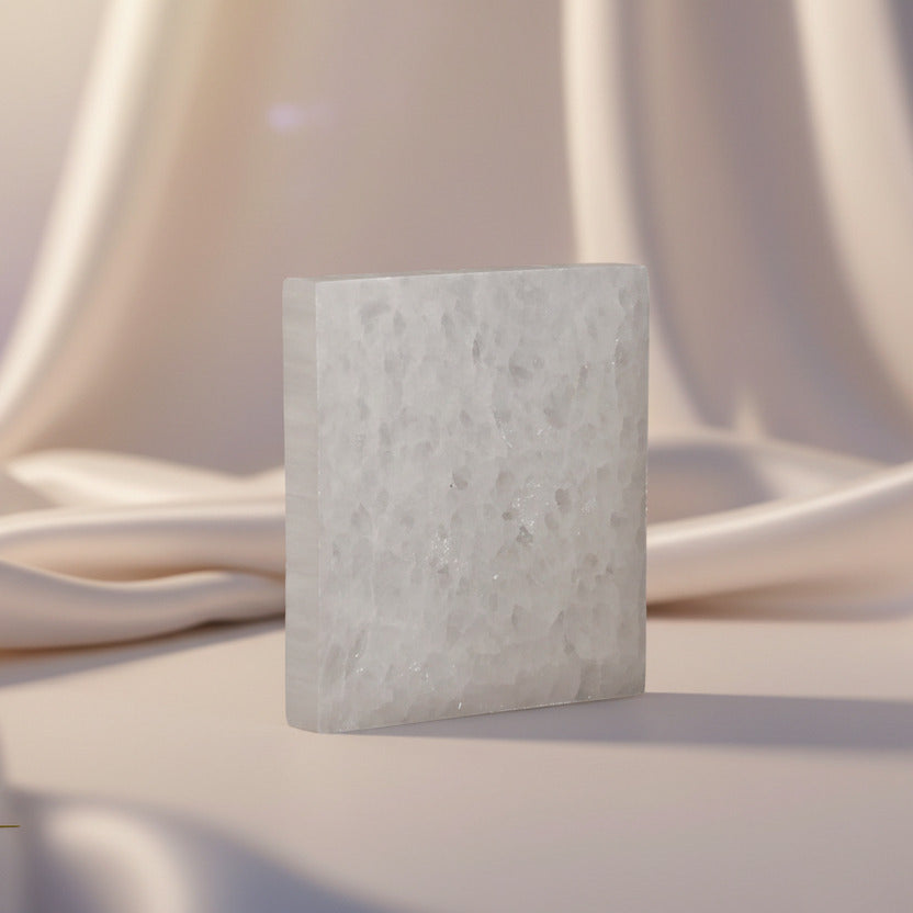 Placa Cuadrada de Selenita Natural 10 cm – Base de Armonía y Claridad Astral