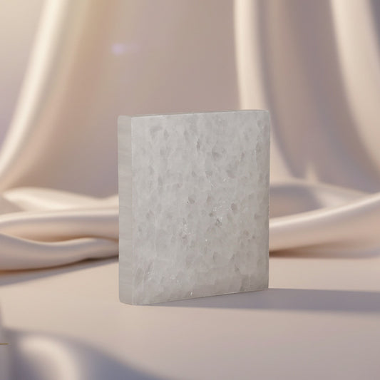 Placa Cuadrada de Selenita Natural 10 cm – Base de Armonía y Claridad Astral
