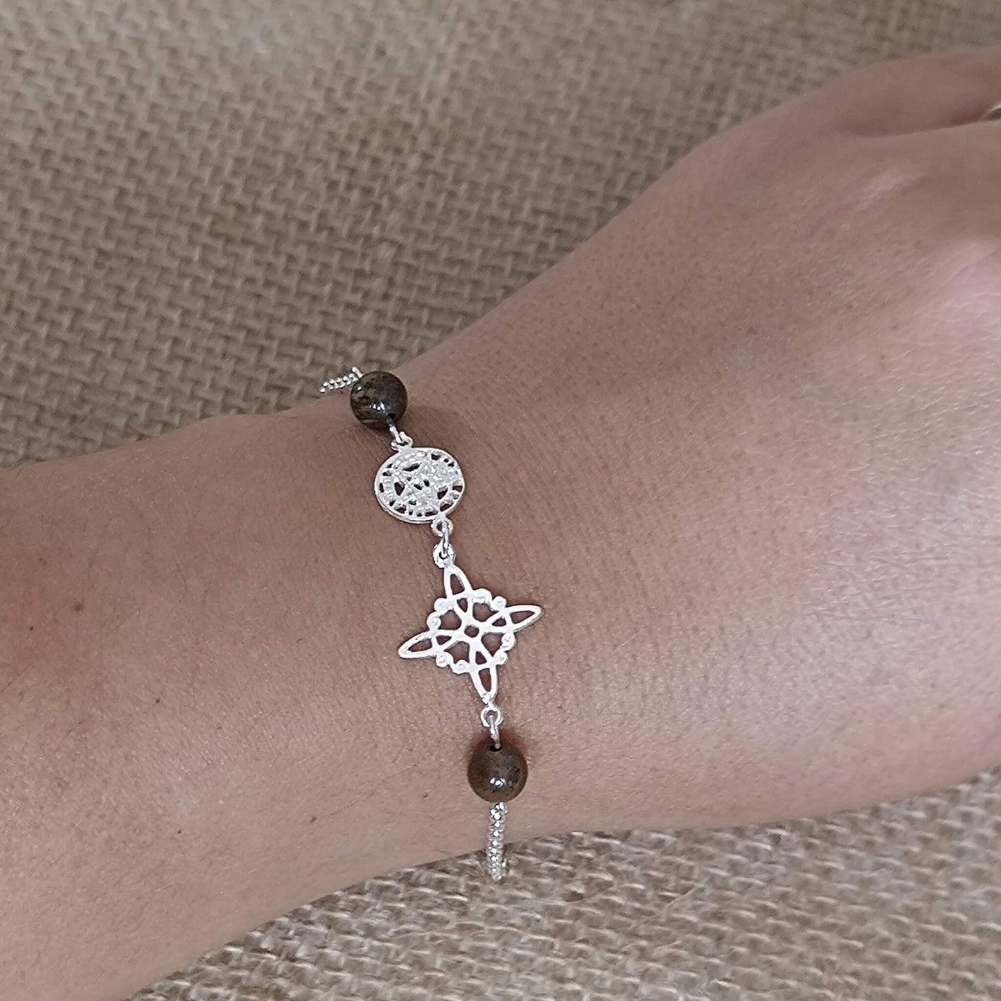 Pulsera de Plata de Ley 925 con Nudo de Bruja, Tetragramatón y Ojo de Tigre — Protección, Fuerza y Equilibrio