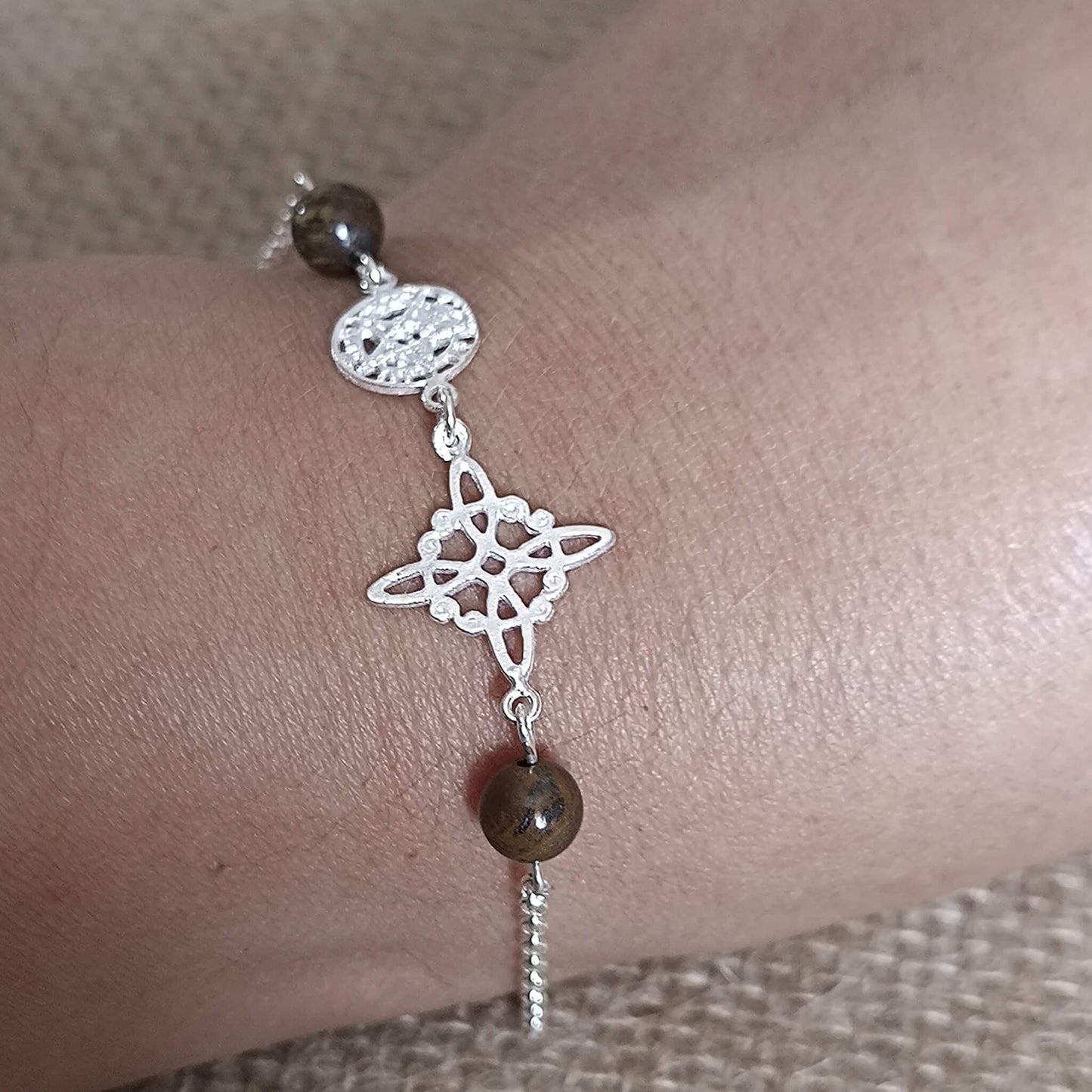 Pulsera de Plata de Ley 925 con Nudo de Bruja, Tetragramatón y Ojo de Tigre — Protección, Fuerza y Equilibrio