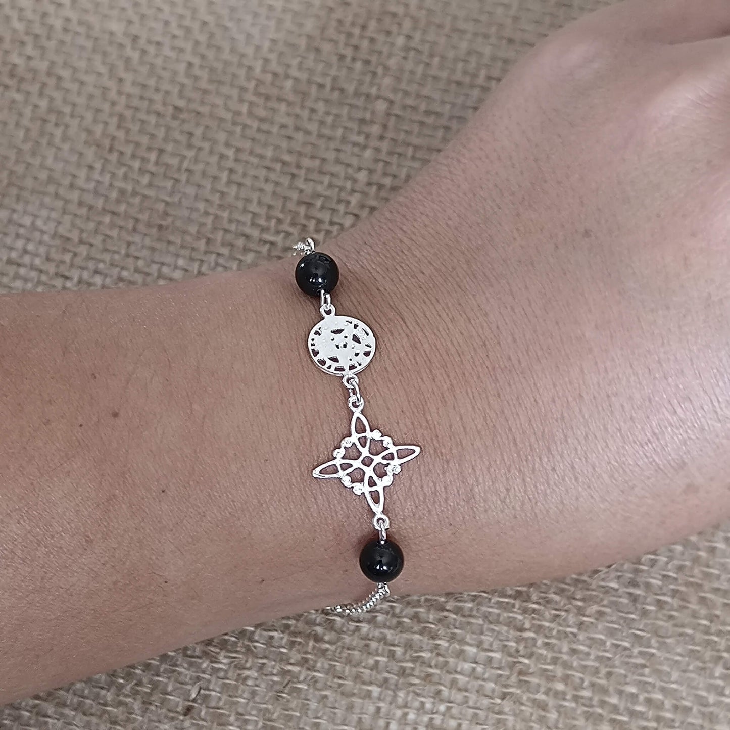Pulsera de Plata de Ley 925 con Nudo de Bruja, Tetragramatón y Ónix — Protección y Poder Sagrado