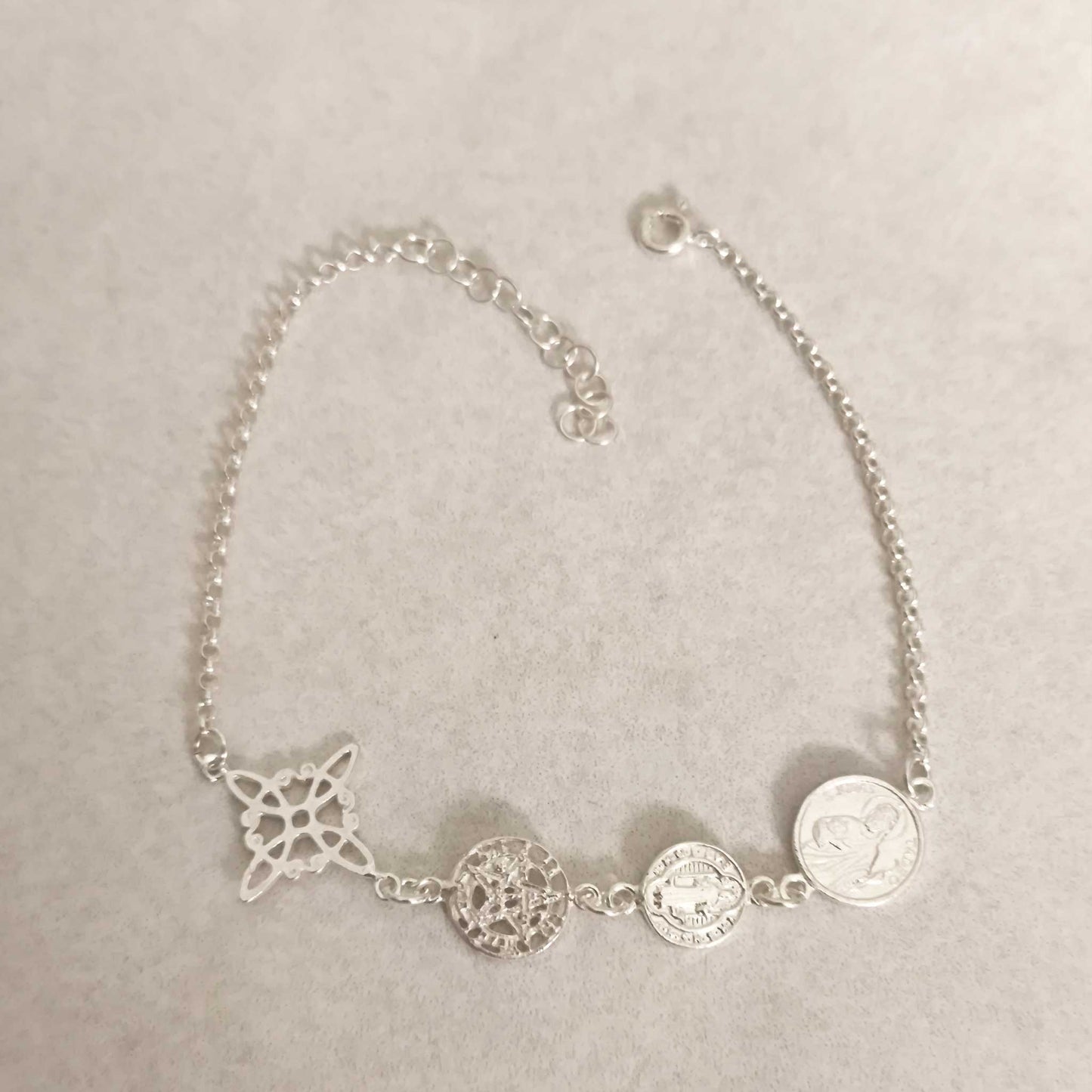Pulsera de Plata de Ley con Cuatro Protecciones Místicas: Nudo de Bruja, Tetragramatón, San Benito y San Judas