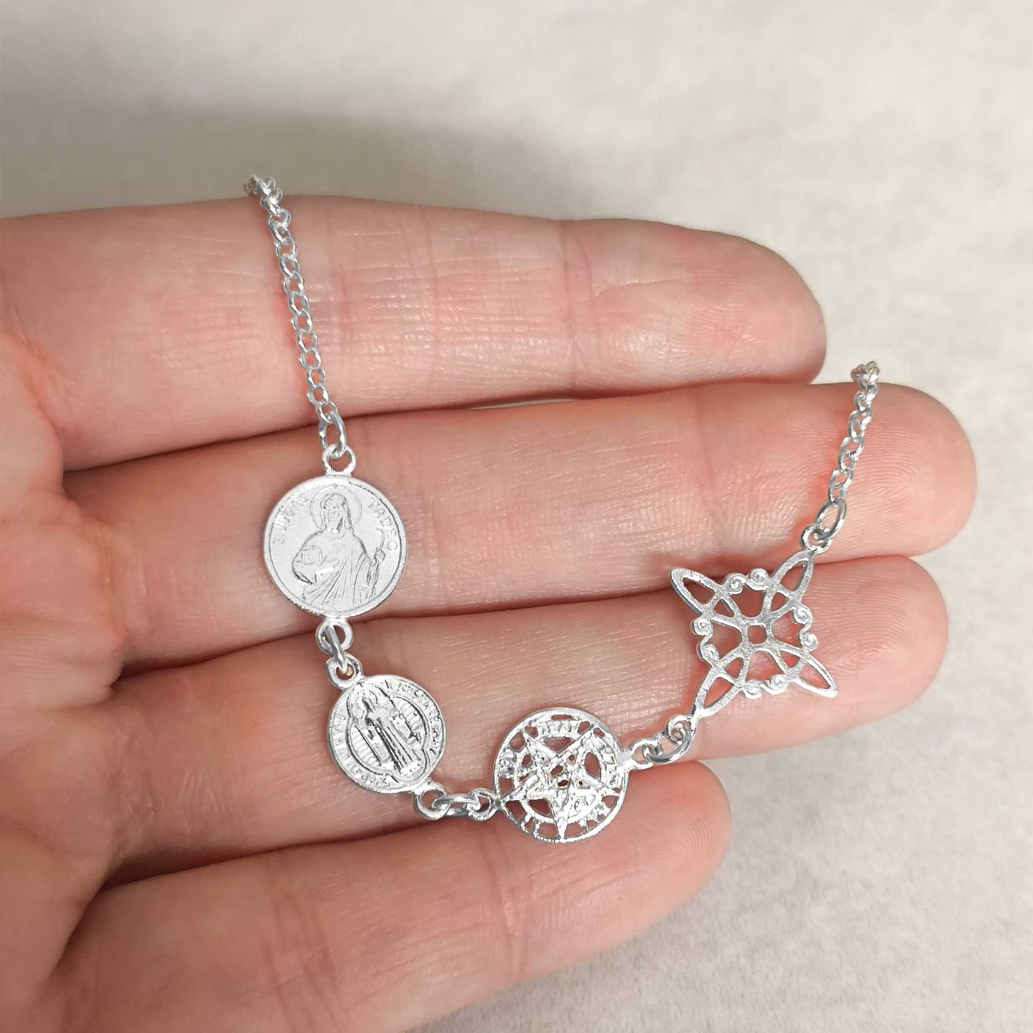 Pulsera de Plata de Ley con Cuatro Protecciones Místicas: Nudo de Bruja, Tetragramatón, San Benito y San Judas