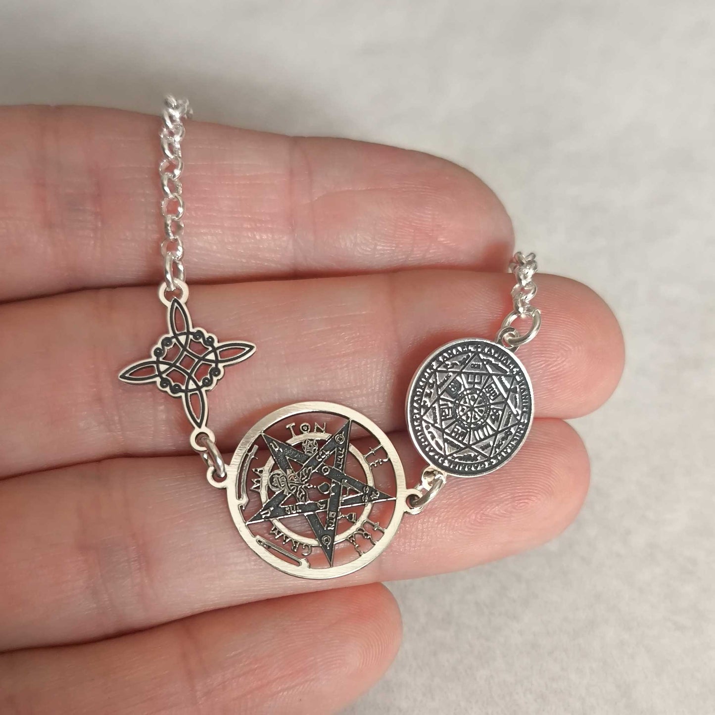 Pulsera de Plata de Ley 925 con Amuletos Sagrados - Nudo de Bruja, Tetragramatón y Siete Arcángeles