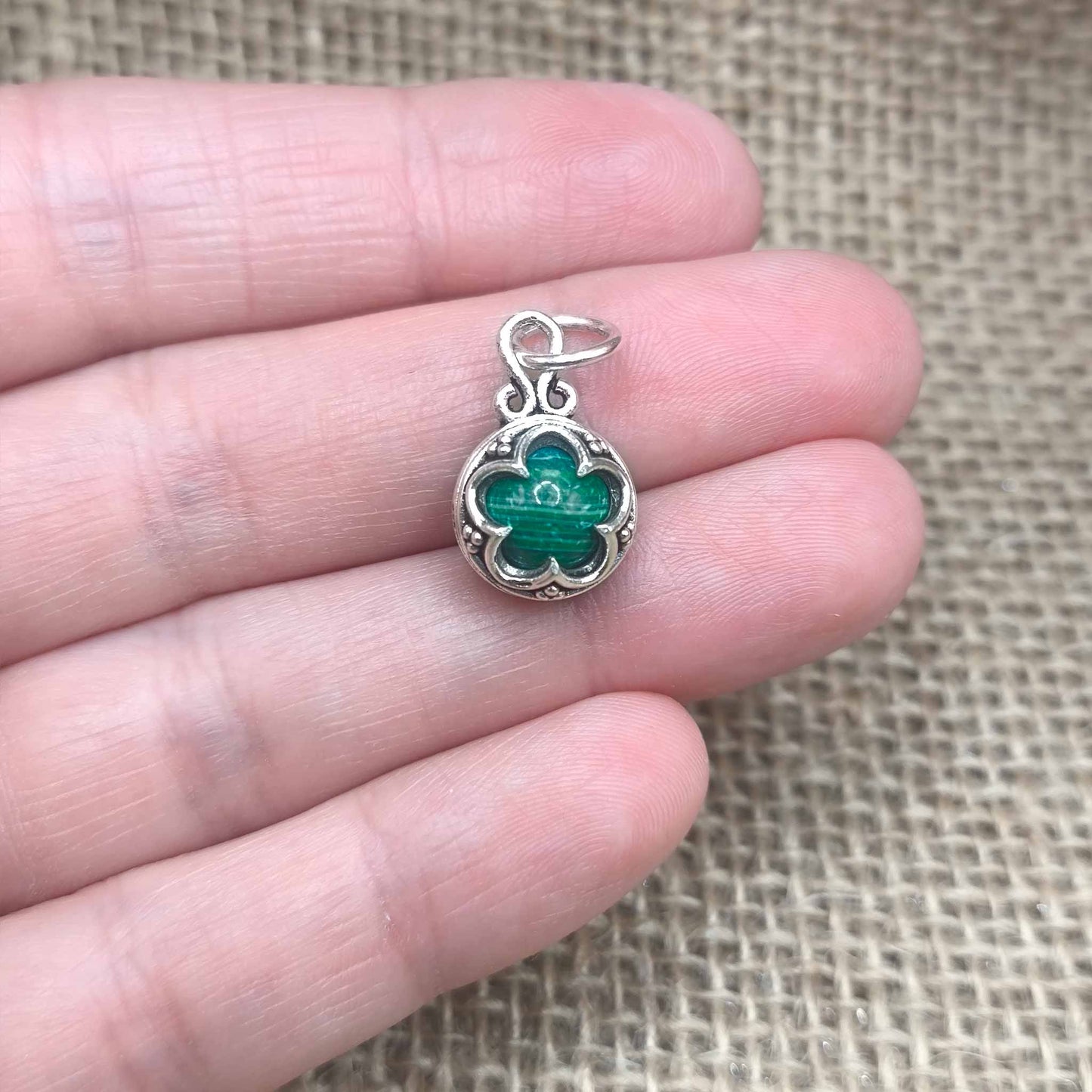 Colgante Gotland (Plata de Ley 925) con Malaquita - Transformación Radical, Protección Energética y Limpieza Profunda