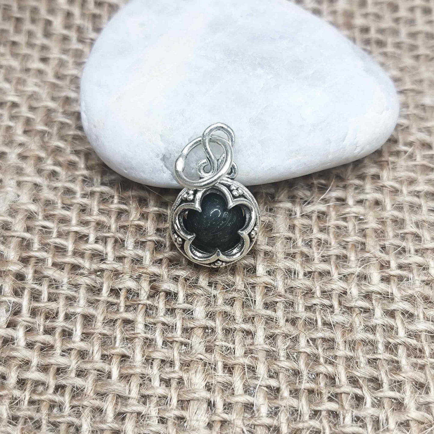 Colgante Gotland (Plata de Ley 925) con Labradorita - Escudo Místico, Despertar de la Intuición y Transformación Energética