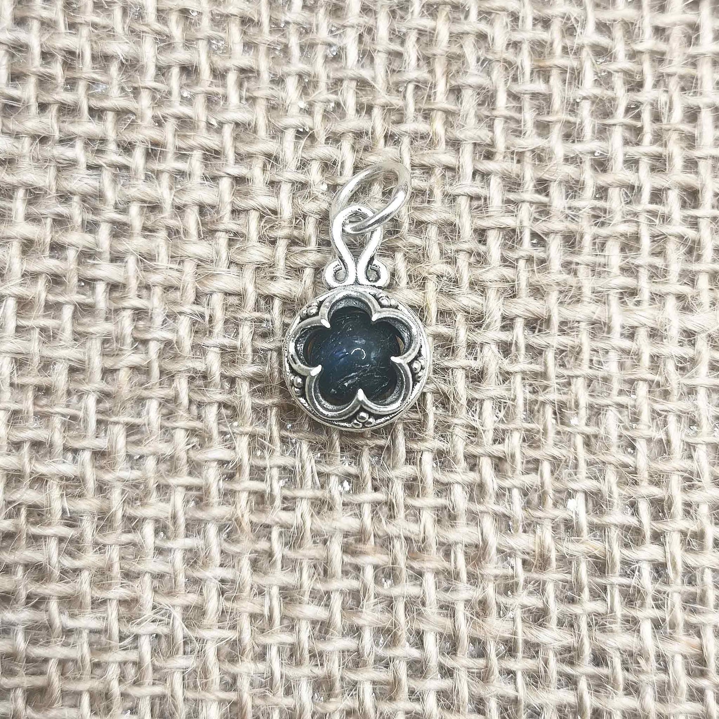 Colgante Gotland (Plata de Ley 925) con Labradorita - Escudo Místico, Despertar de la Intuición y Transformación Energética