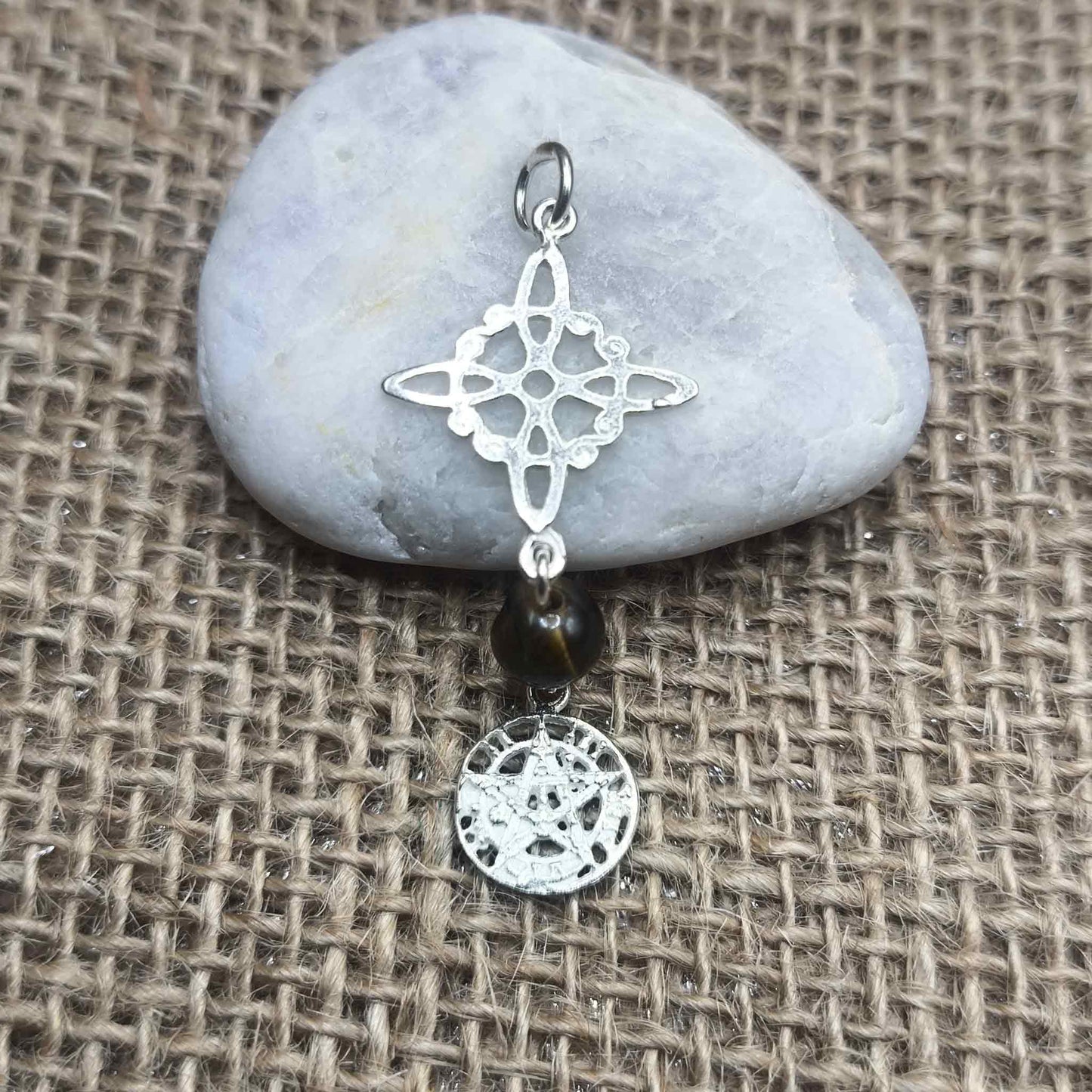 Colgante Triple Protección de Poder (Plata de Ley) - Nudo de Bruja, Tetragramatón y Ojo de Tigre