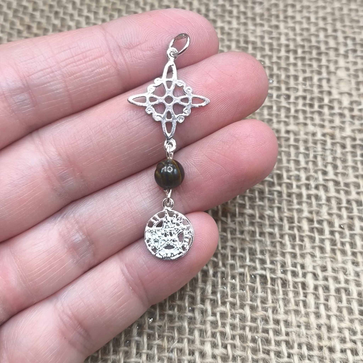 Colgante Triple Protección de Poder (Plata de Ley) - Nudo de Bruja, Tetragramatón y Ojo de Tigre