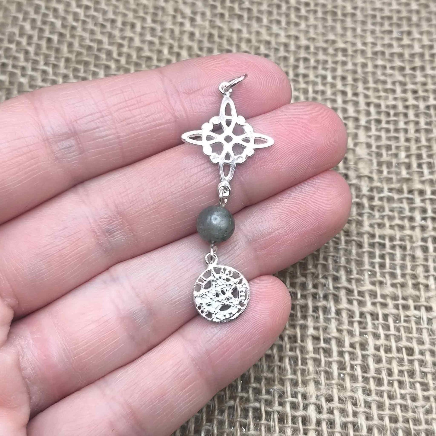 Colgante Triple Protección Mística (Plata de Ley) - Nudo de Bruja, Tetragramatón y Labradorita