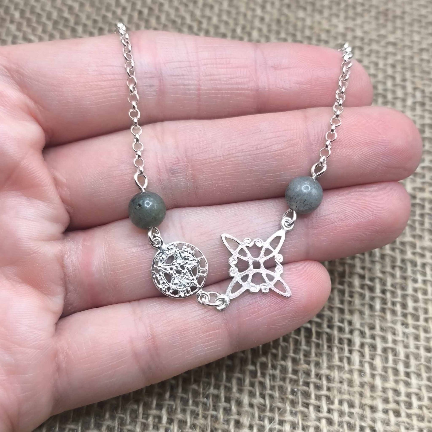 Pulsera de Triple Protección Mística (Plata de Ley 925) - Nudo de Bruja, Tetragramatón y Labradorita (18.5 + 2.5 cm)