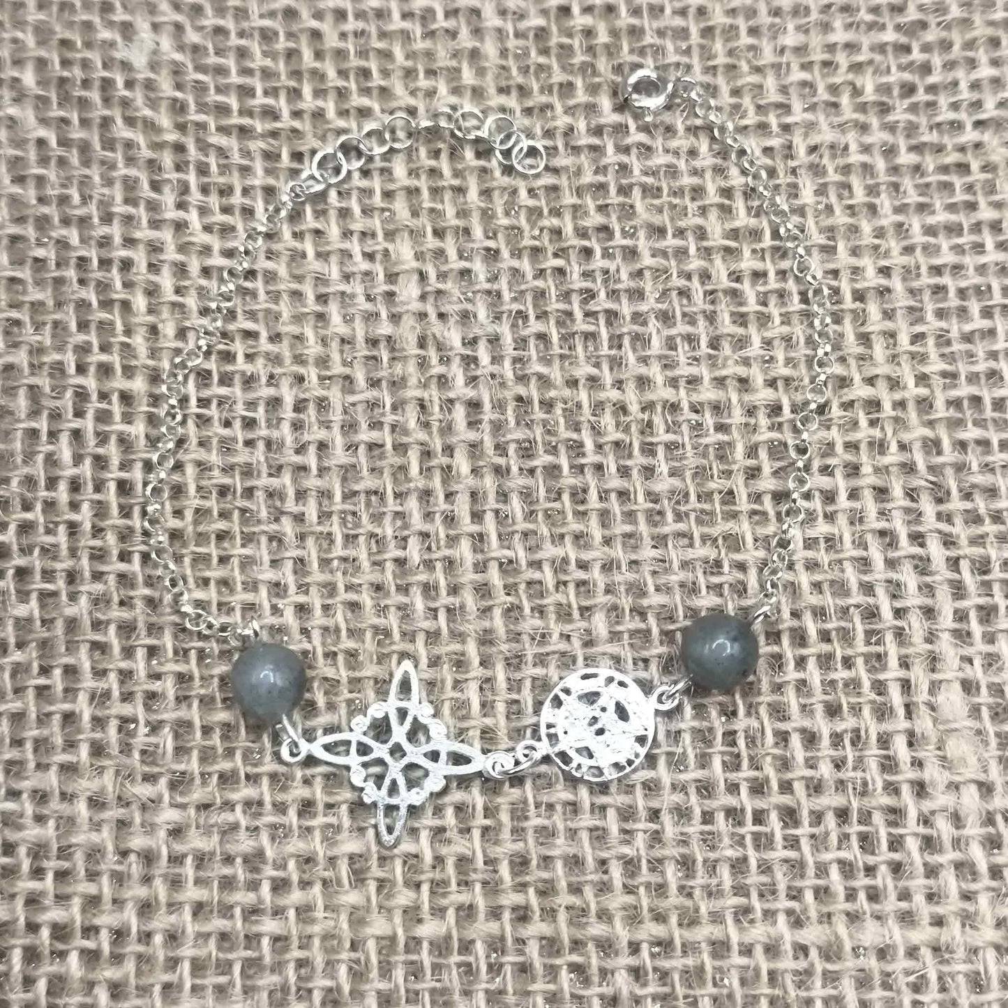 Pulsera de Triple Protección Mística (Plata de Ley 925) - Nudo de Bruja, Tetragramatón y Labradorita (18.5 + 2.5 cm)