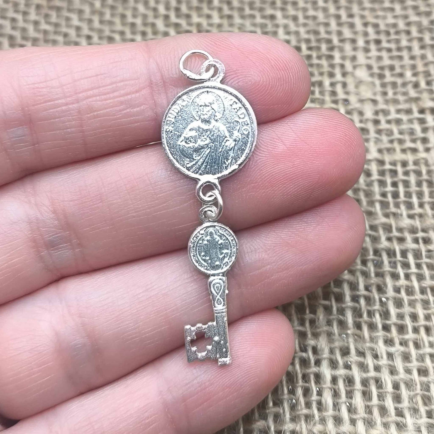 Colgante de Fe y Protección (Plata de Ley 925) - Medalla San Judas Tadeo y Llave de San Benito (45.7 mm)