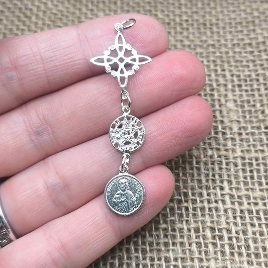 Colgante Triple Amuleto de Protección (Plata de Ley 925) - Nudo de Bruja, Tetragramatón y San Judas Tadeo (51 mm)