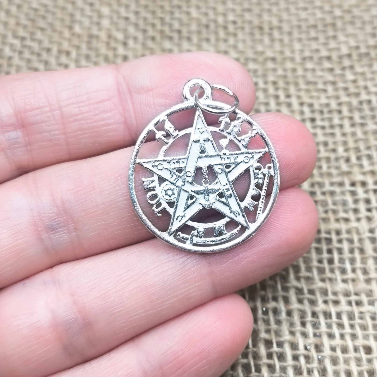 Colgante Tetragramatón (Plata de Ley 925) - Amuleto de Protección Suprema, Armonía y Dominio Espiritual (35.4 mm)